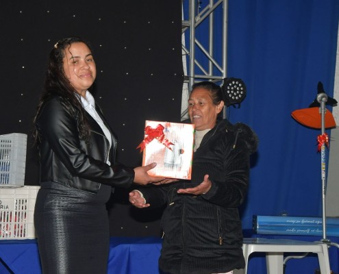 Entrega de brindes aos associados durante a confraternização