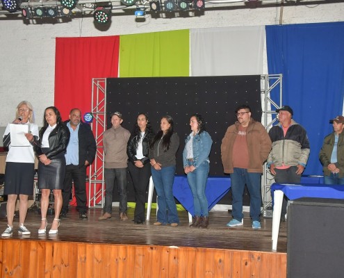 Homenagens no palco durante a confraternização