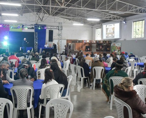 Salão lotado durante a confraternização de 30 anos, em Castro